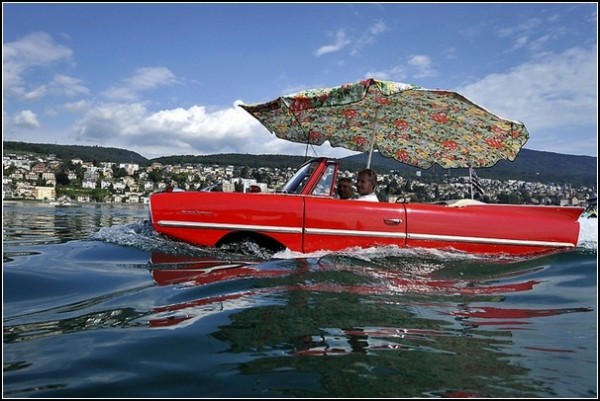 Гонки автомобилей-амфибий в швейцарском озере