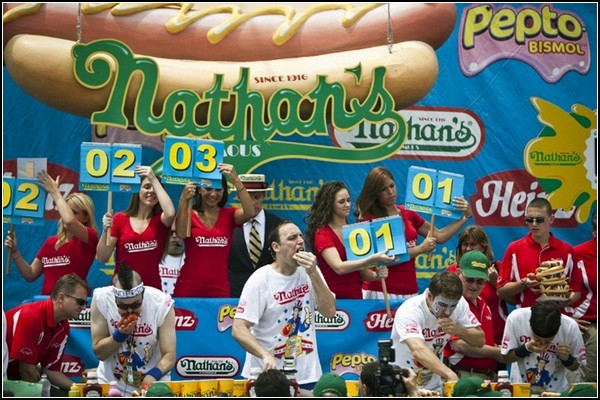 Обжорство наперегонки. Чемпионат по поеданию хот-догов в Нью-Йорке