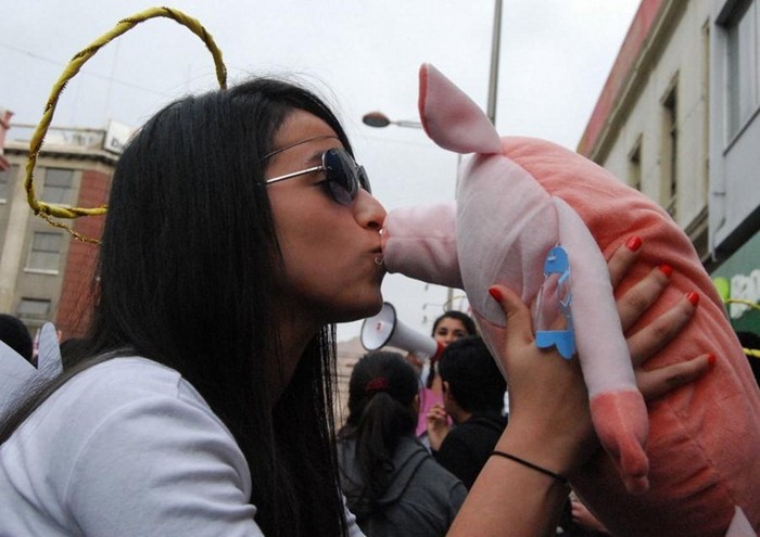 Осенний поцелуй в Чили: романтичная акция протеста