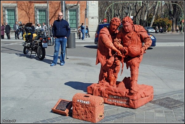 Живые статуи улицы Ла-Рамбла. Окаменевшие братья