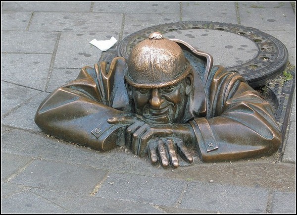 Бравый солдат Швейк: скульптурная крышка люка в Братиславе