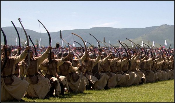 Наадам: монгольские лучники готовятся к залпу