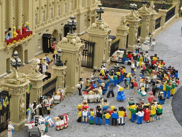 LEGO-человечки отметили королевскую свадьбу