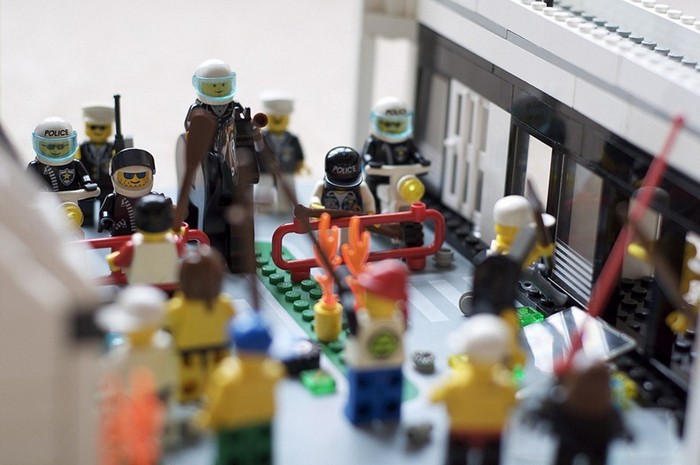 LEGO-человечки побили витрины