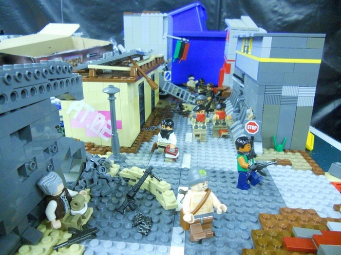 LEGO-человечки развязали войну в Ливии