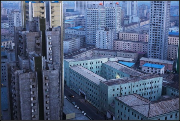 Фото Северной Кореи Дэвида Гуттенфельдера. Сумерки в Пхеньяне