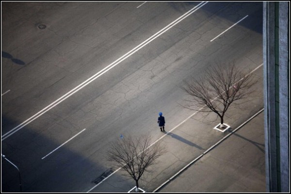 Фото Северной Кореи Дэвида Гуттенфельдера. Полицейский на пустой улице: в столице почти нет машин