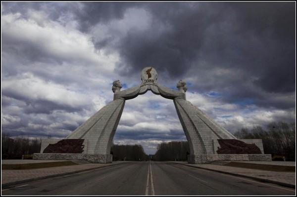 Фото Северной Кореи Дэвида Гуттенфельдера. Монумент Национального единения в Пхеньяне символизирует надежду на воссоединение Кореи
