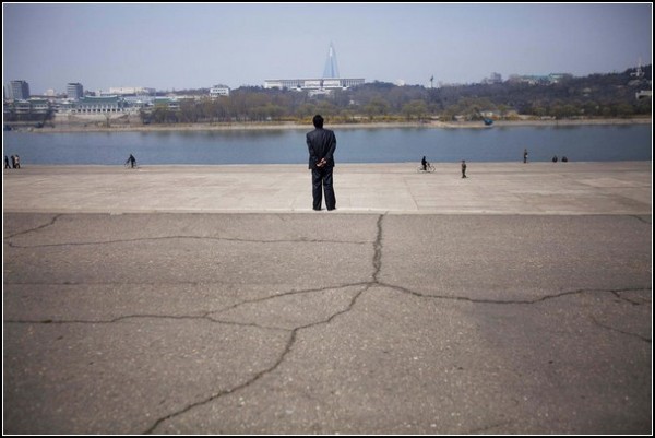 Фото Северной Кореи Дэвида Гуттенфельдера. Набережная реки Тэдонган