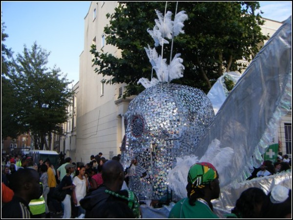 Экстравагантные композиции на карнавале в Ноттинг-Хилле: сверкающий череп