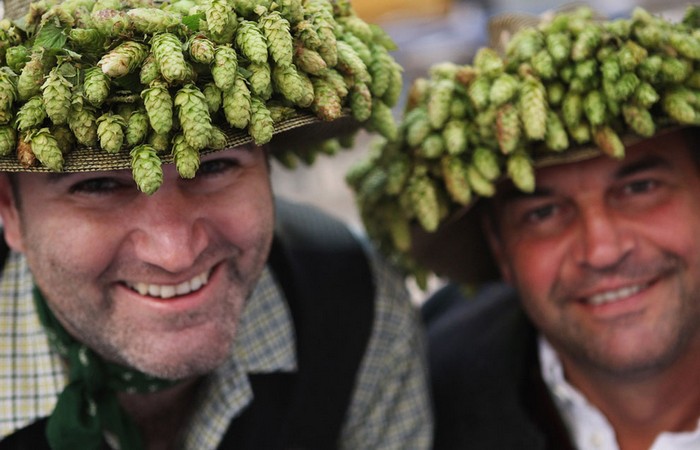 Пивной фестиваль Октоберфест-2011. Туристы в хмельных шляпах. Фото Александры Байер