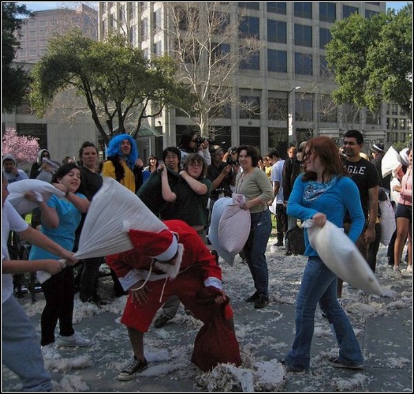 Бой подушками в Сан-Хосе: атака на Санта-Клауса