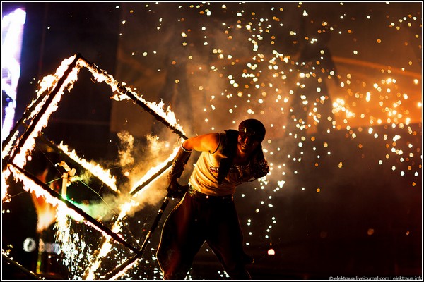 Огненный фестиваль в Киеве: пламя, музыка, танец. Фото elektraua.livejournal.com