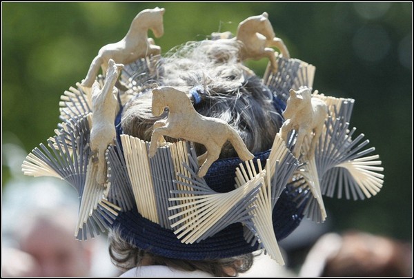 Женские шляпки на королевских скачках в Аскоте