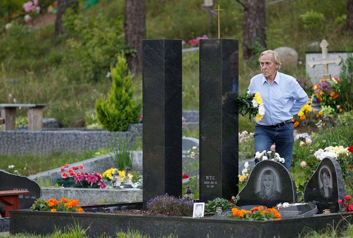 11 сентября в сердцах. Владимир Гаврюшин рядом с постаментом в память дочери