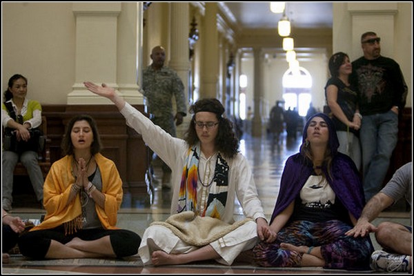 Практика медитации в политическом центре Техаса