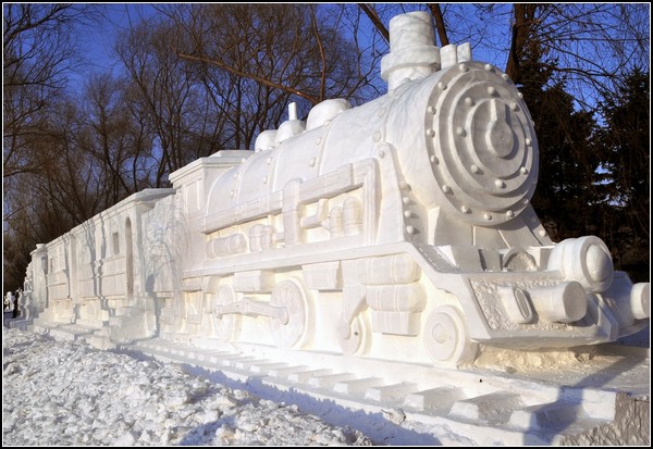 Фестиваль снежных скульптур: паровоз