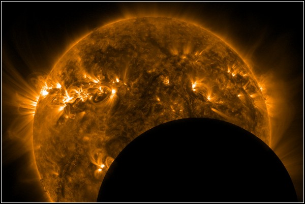 Космос, Солнце, Земля. Фото Луны на фоне солнца, полученное спутником NASA 3 мая 2011 года
