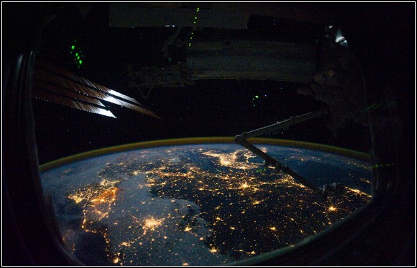 Солнце, космос и Земля на фото. Европа в иллюминаторе, 28 октября 2010 года
