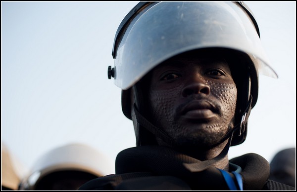 Южный Судан. Шрамированный воин в современном шлеме