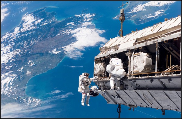 История *Спейс шаттл*. Астронавты с челнока чинят МКС, фото 2006 года