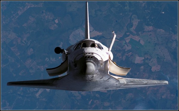 *Спейс шаттл* уходит в небо. Фото с борта МКС, 2007 год