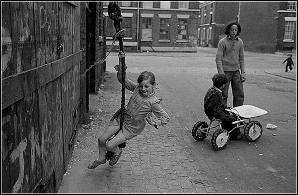 Черно-белые фото старого Ливерпуля: детский смех в трущобах