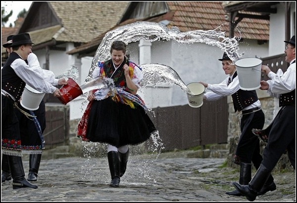 Пасхальные традиции Венгрии: обливание девушек водой