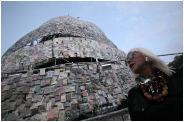 Новая башня из книг в Буэнос-Айресе - творение Марты Минухин