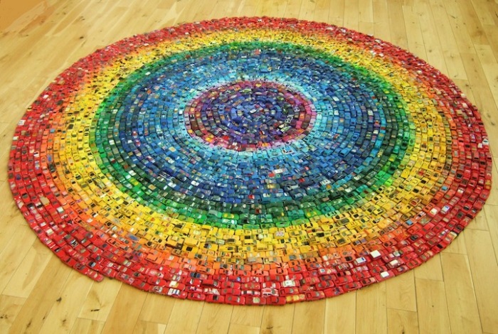 Радужный круг: арт-объект из 2500 игрушечных моделек 