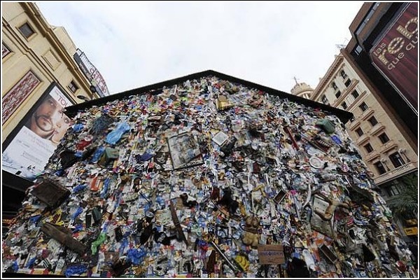 На 4 дня в центре Мадрида возвели гостиницу из мусора