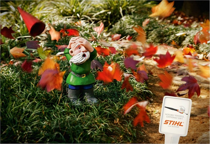 Шапки долой: забавная реклама машины для удаления листьев