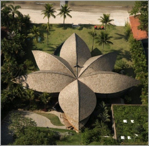Дом-шалаш с крышей из «листьев»: архитектурное творение Иво Марейнеса и Рафаэля Паталано