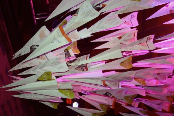 Красивая подсветка оригами: самолетики в пурпурных тонах