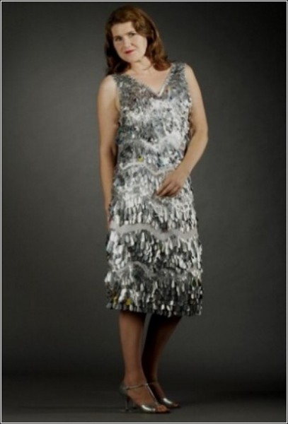 Трэш-кутюр: вечернее платье, отделанное полосками алюминия