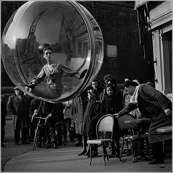 Девушка в шаре: черно-белые снимки 1963 года