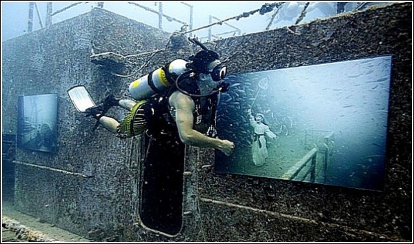 Девочка ловит рыбок: подводные фотографии и коллажи Андреаса Франке