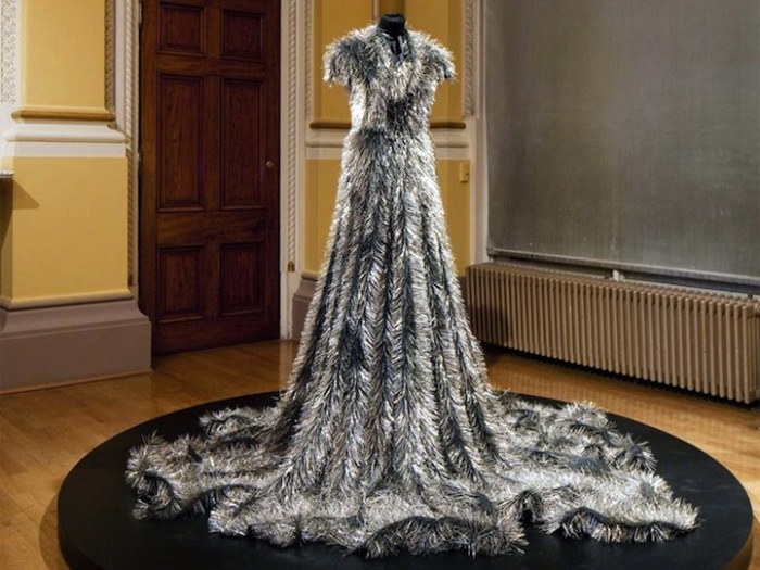 Колючая «Вдова»: нарядное траурное платье из булавок