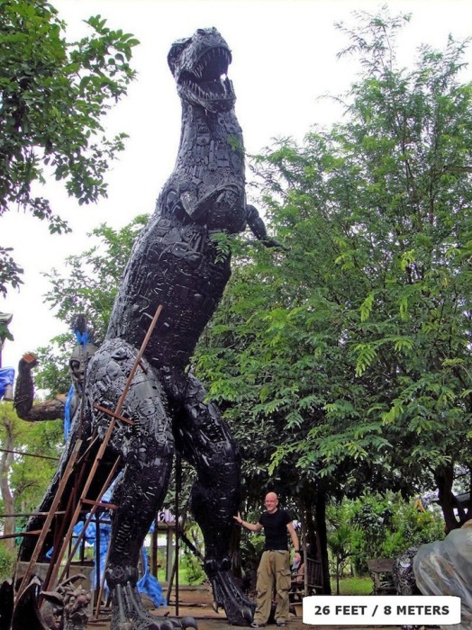Металлические скульптуры Тома Самуи: динозавр