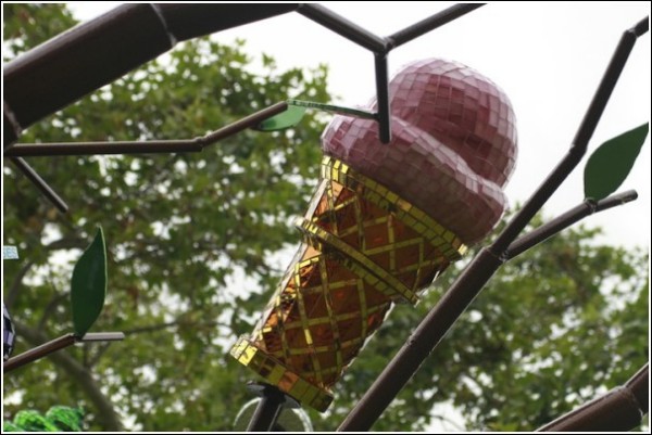 Мозаичные продукты общепита на ветках «Городского плодового дерева»