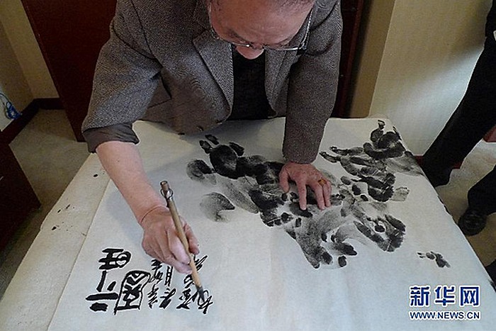 Художественная дактилоскопия Чжана Баохуана: нанесение иероглифов