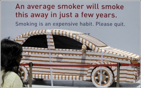 Необычная акция против курения: курить - дорого!