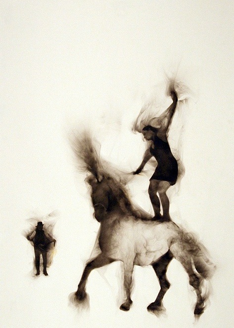Цирковые лошади на туманной арене: фотокартины Роба Тарбелла, дорисованные дымом