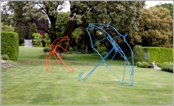 Цветные зонты на лужайке: современная скульптура Майкла Крейг-Мартина
