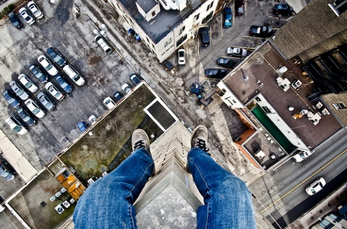 Я сижу на крыше, и я очень рад: городские фотографии Денниса Мэйтленда