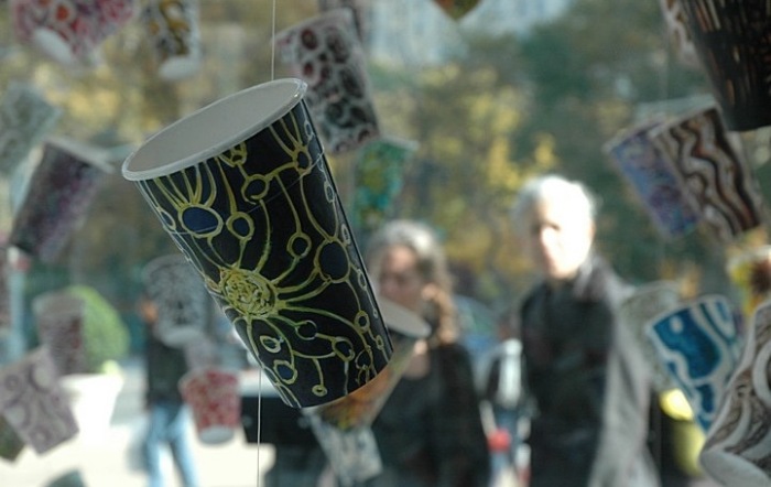 Мечта Плюшкина: инсталляция из десятков разрисованных бумажных стаканчиков 