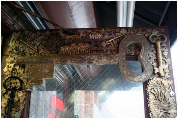 Огромный ключ украшает дверь в мастерскую