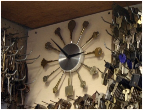 Часы с циферблатом из ключей