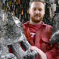 Художник соберет извлеченные из трупов ножи в 7-метровую скульптуру