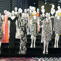 В Лос-Анджелесе открылась выставка «Путешествие платья с запахом»